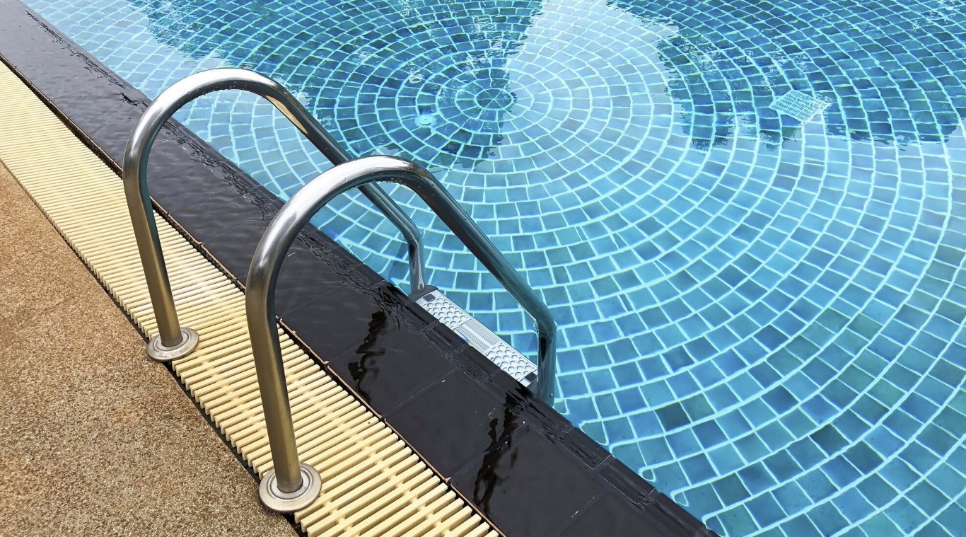 Pool tile cleaning and calcium scale removal service in Indio, CA