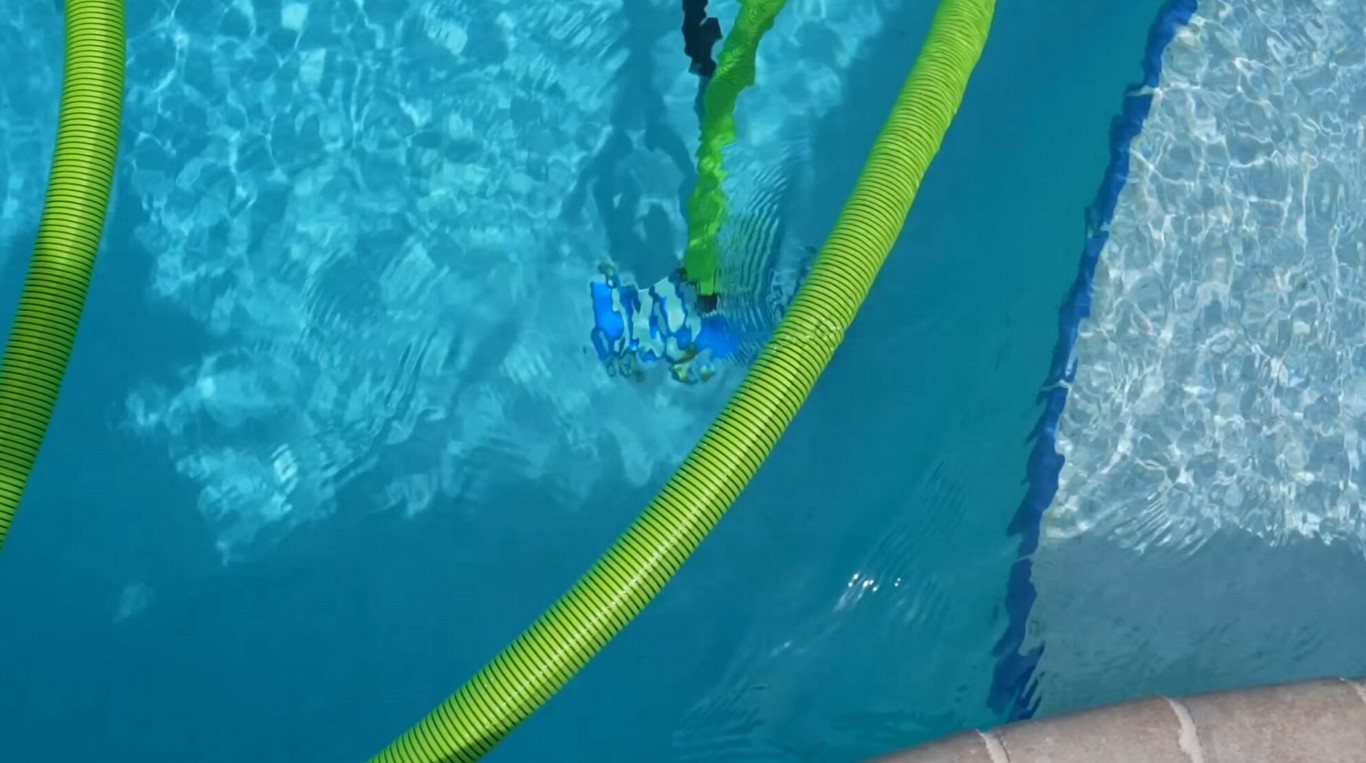 Deep pool cleaning and vacuuming service in Indio, CA